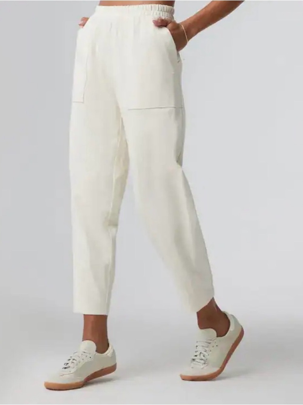 Vuori Cropped Elastic-Waist Tapered Pants in Cream